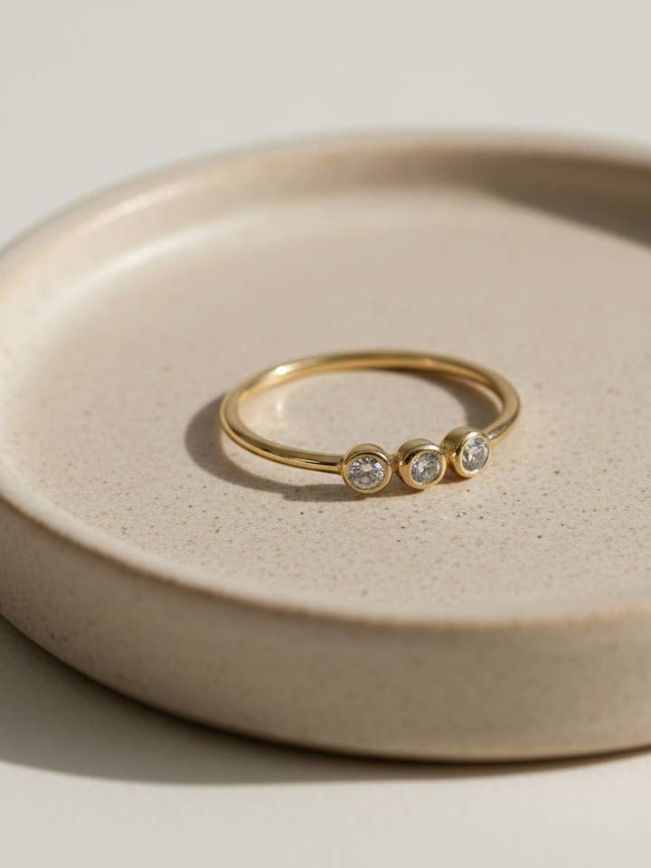 Anillo Taylor de 3 piedras, color dorado para venta al por mayor de June and Valentina