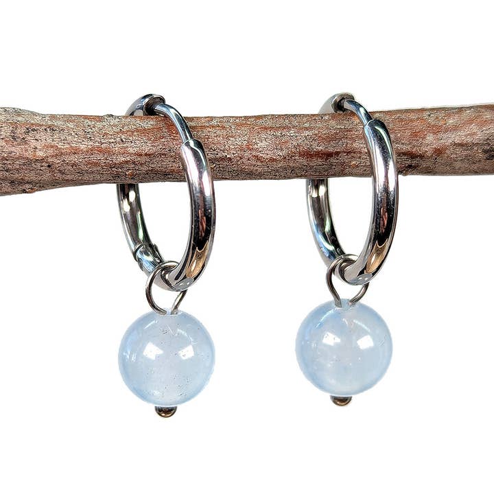 18K Äkta Guldpläterade Rostfria Stål Huggie Hoop Blå Jade 8mm Ädelstensörhängen för wholesale av Stylish Jewelry Supply