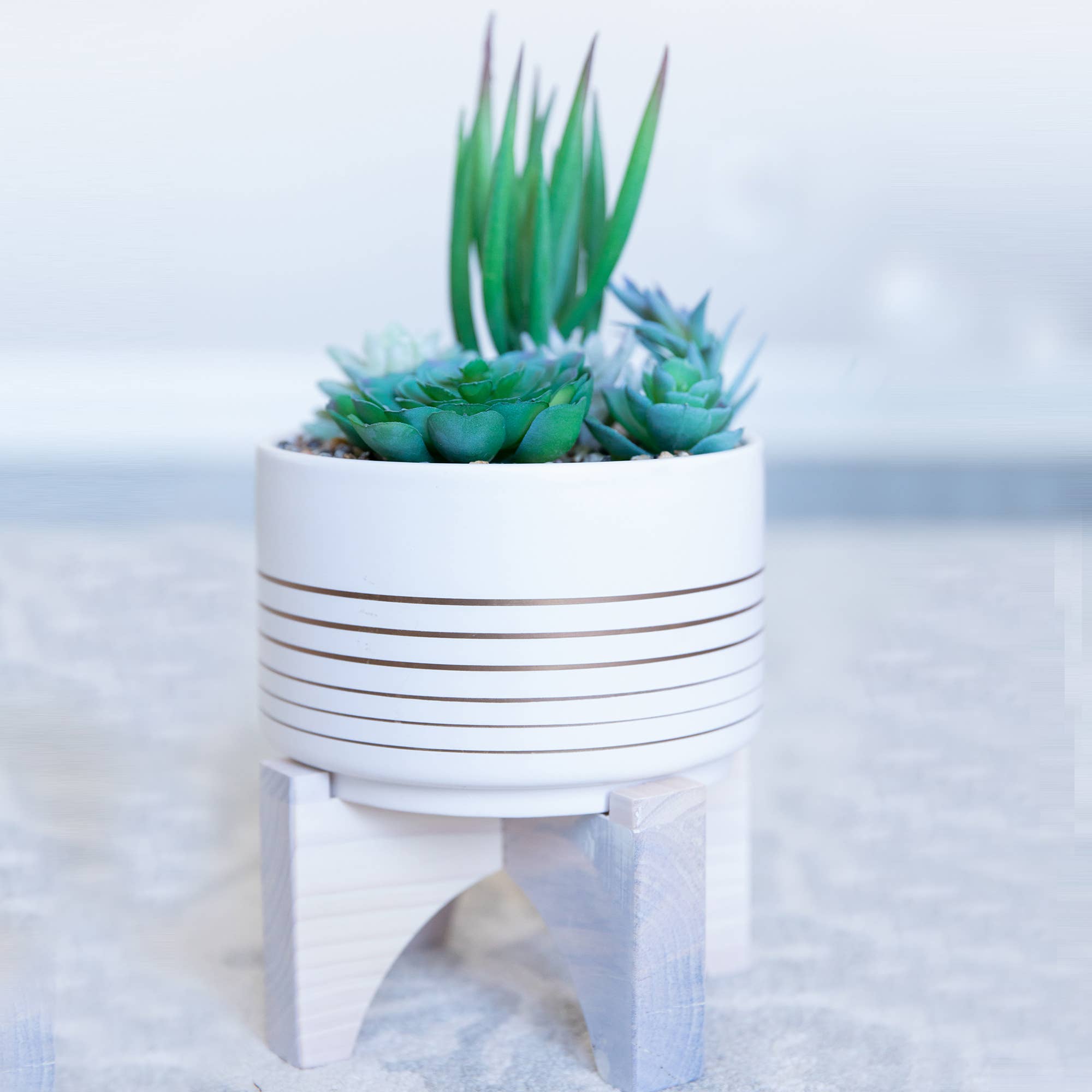 Flora Bunda Inc – Objeto de mesa decorativo por atacado – Vaso de Cerâmica com Risca e Suporte de Madeira3