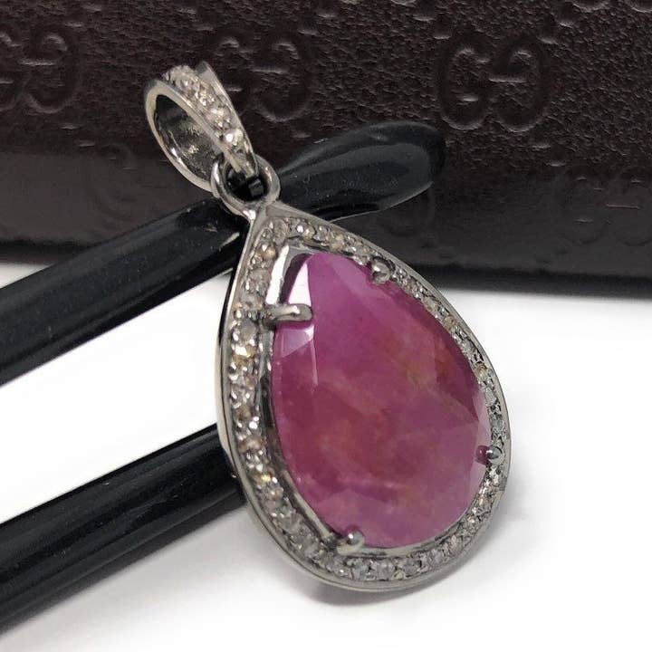 Ciondolo a forma di diamante con zaffiro rosa, in argento Sterling, ciondolo a forma di pavé di diamanti, zaffiro naturale, gioielli in zaffiro naturale, regalo per lei per la vendita all'ingrosso da parte di Akstar Gems