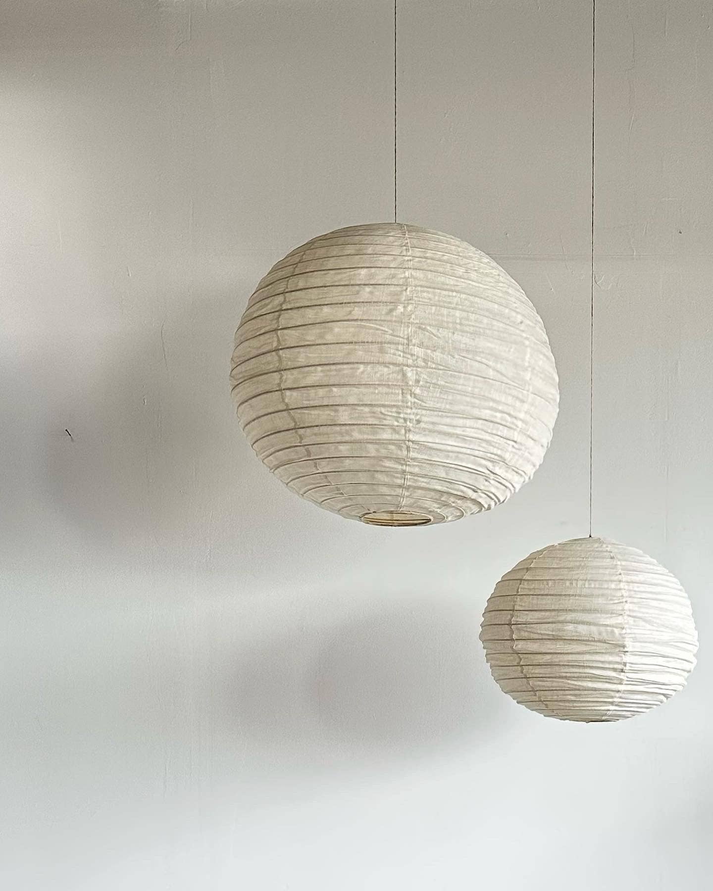 Office Objets - Wholesale Chandelier/Hanging Light - Medium round Japanese-style pendant light in rattan and natural linen D:4036
