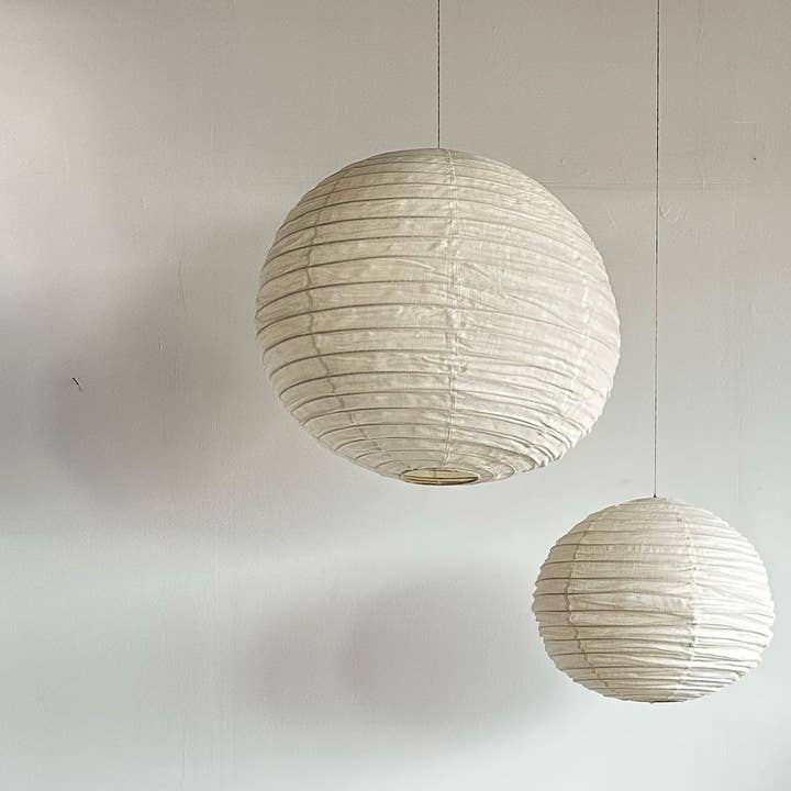 Office Objets - Wholesale Chandelier/Hanging Light - Medium round Japanese-style pendant light in rattan and natural linen D:4036