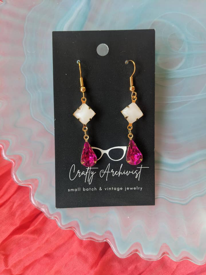 Elegantes Brincos Vintage de Acrílico Fúcsia e Moonglow por atacado de Crafty Archivist
