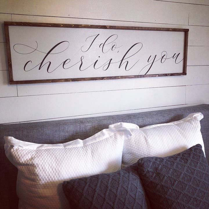 Je te chéris. Panneau au-dessus du lit : « LIVRAISON GRATUITE ! » pour la vente par This Phrase of Life