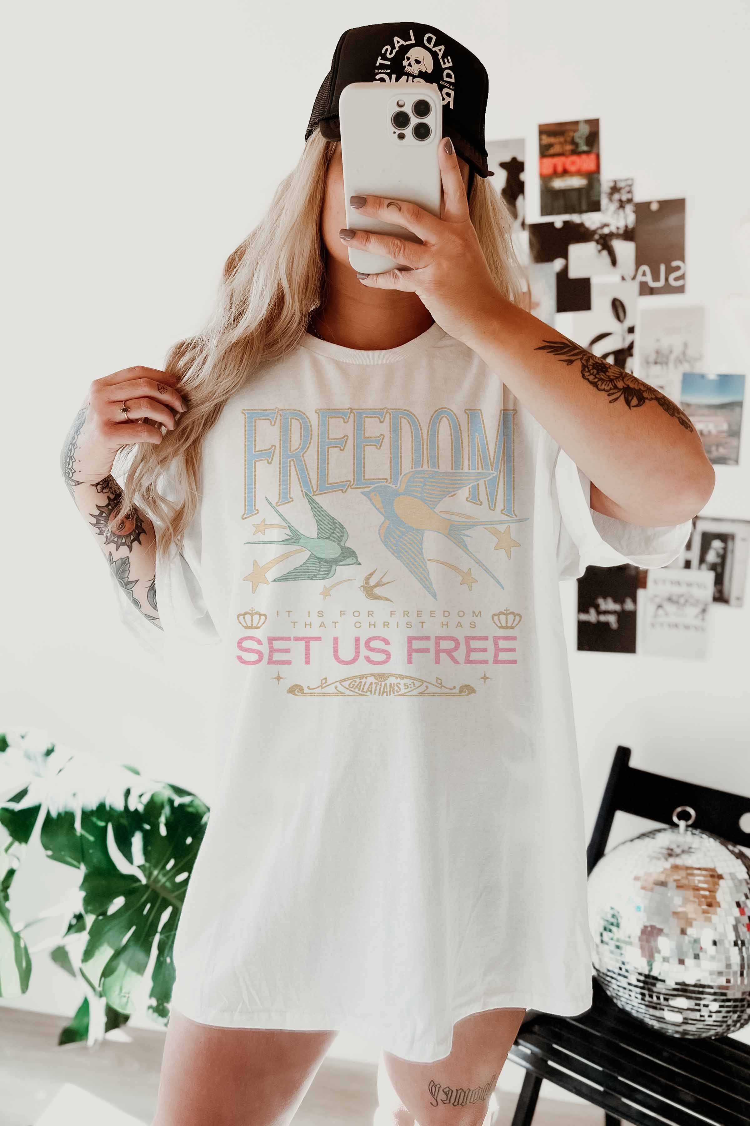 GOOD DAY STREET - Vendita all'ingrosso Tunica - Donna - [G1395X-OTS] -FREEDOM SET US FREE MAGLIETTA CON GRAFICA OVERSIZE2