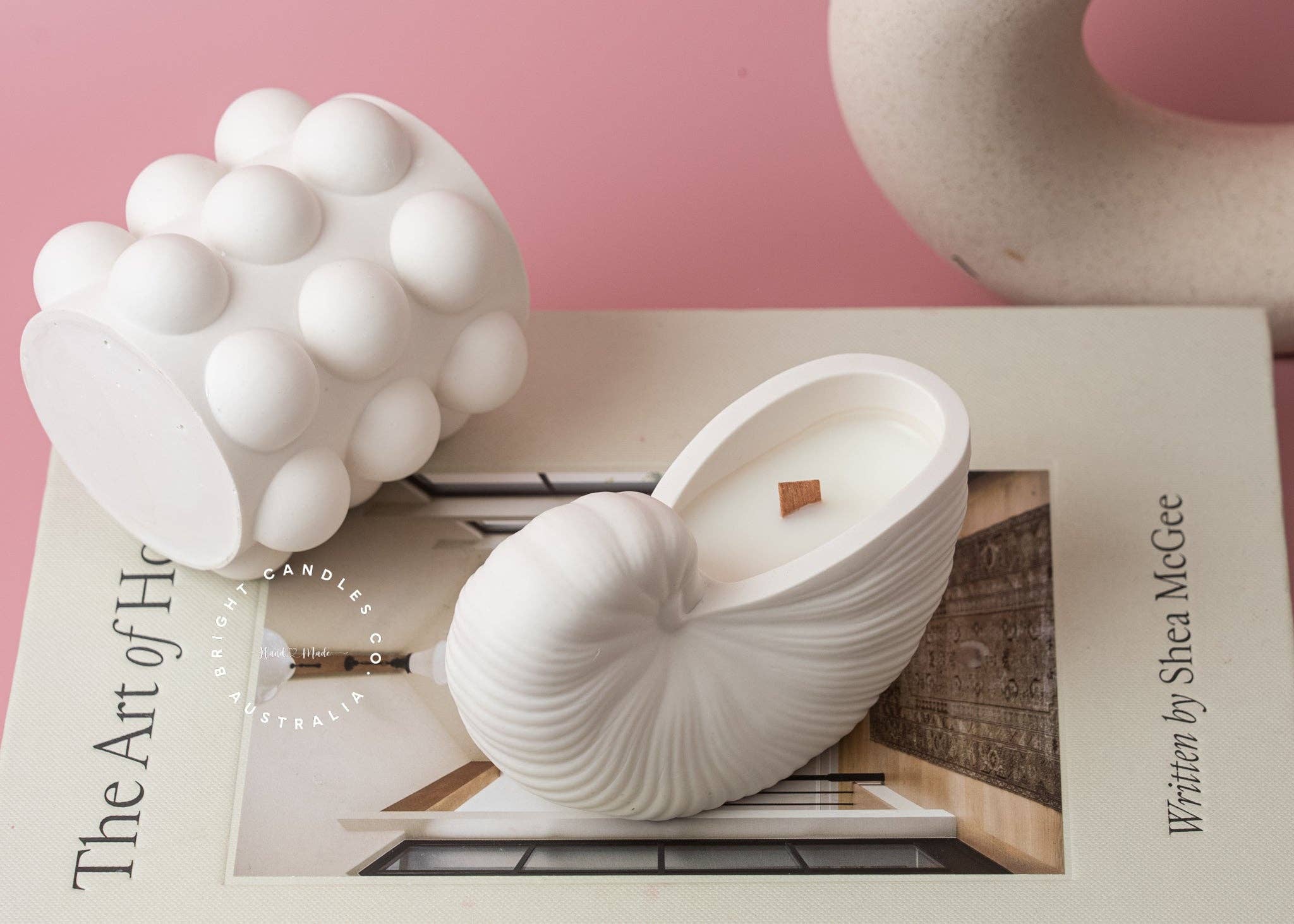 Bright Candles Co. - Venta al por mayor Velas de diseño llamativo - Vela aromática de cera de coco y conchas5