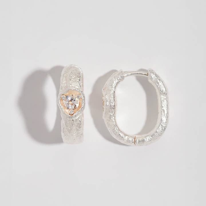 Brincos de argola em prata topázio branco por atacado de Claire Hill Designs