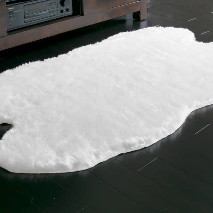 Glamour Home - Wholesale Area Rug - Ailsa Faux Sheepskin Fur Area Rug Animal-hide Shape White2