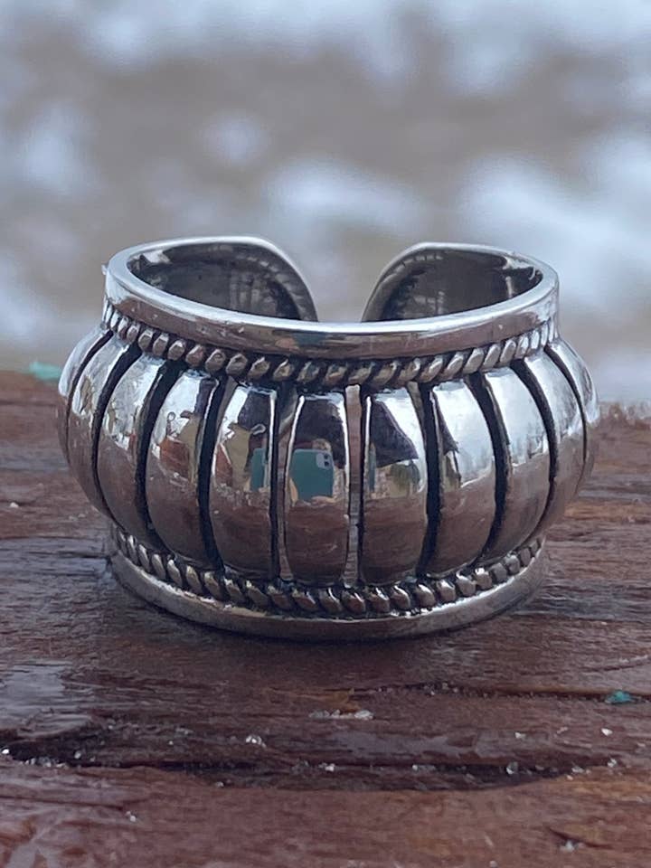 Cinturino ondulato regolabile in argento Sterling The Cassidy fatto a mano per la vendita all'ingrosso da parte di Nizhonitradersllc