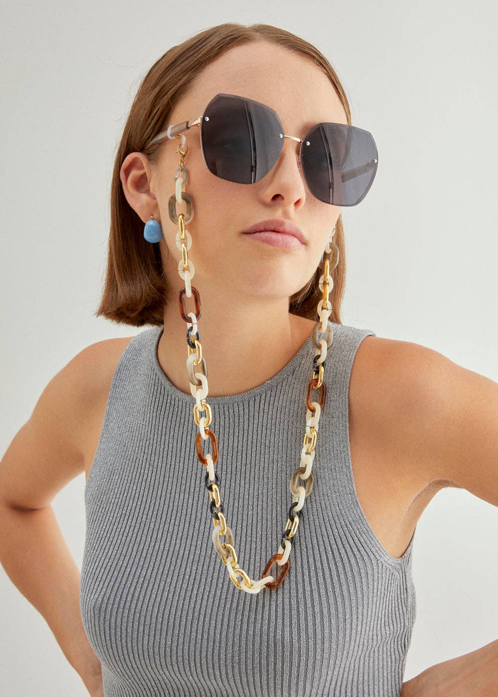 GREY SUNGLASSES CHAIN IN RESIN GREY/BROWN - for wholesale on Faire