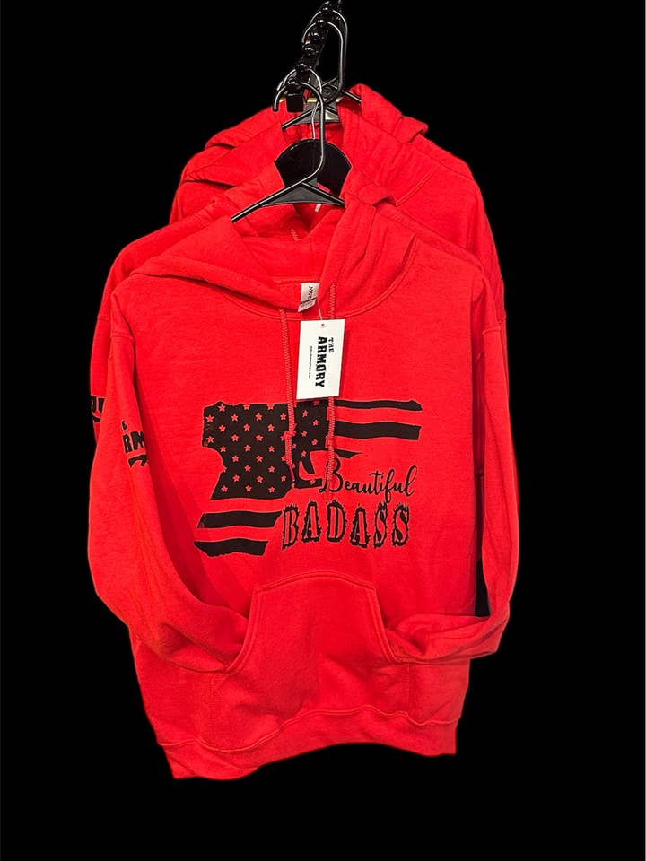 Magnifique chandail à capuchon Bada** (rouge) pour la vente par The Armory