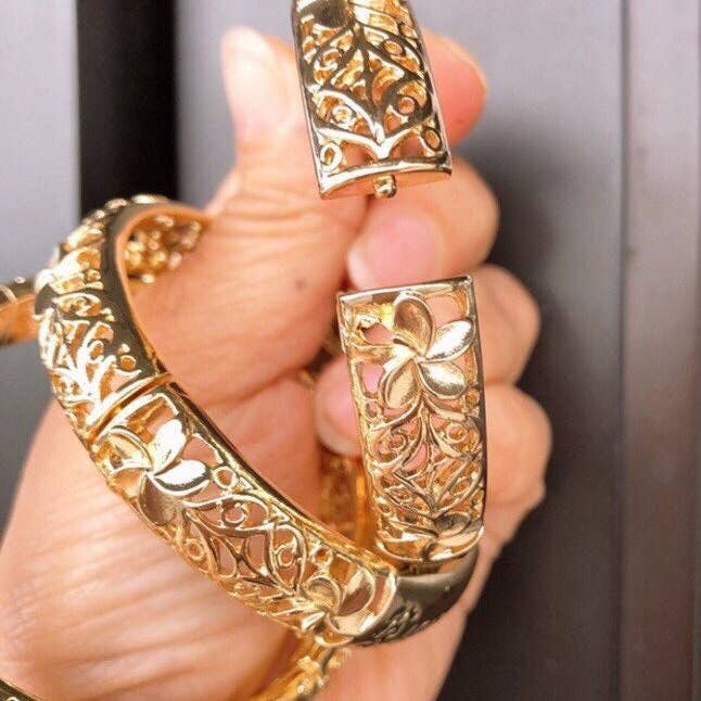 Anela's Jewelry – wholesale Manschettarmband – Kuuipo med Plumeria blomma 12MM Hawaiian Hamilton guldarmband1