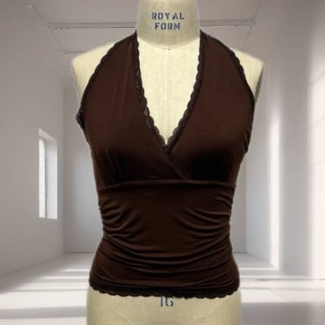 TOP HALTER DEEP V COM RENDA TAMANHO GRANDE por atacado de Curve Market