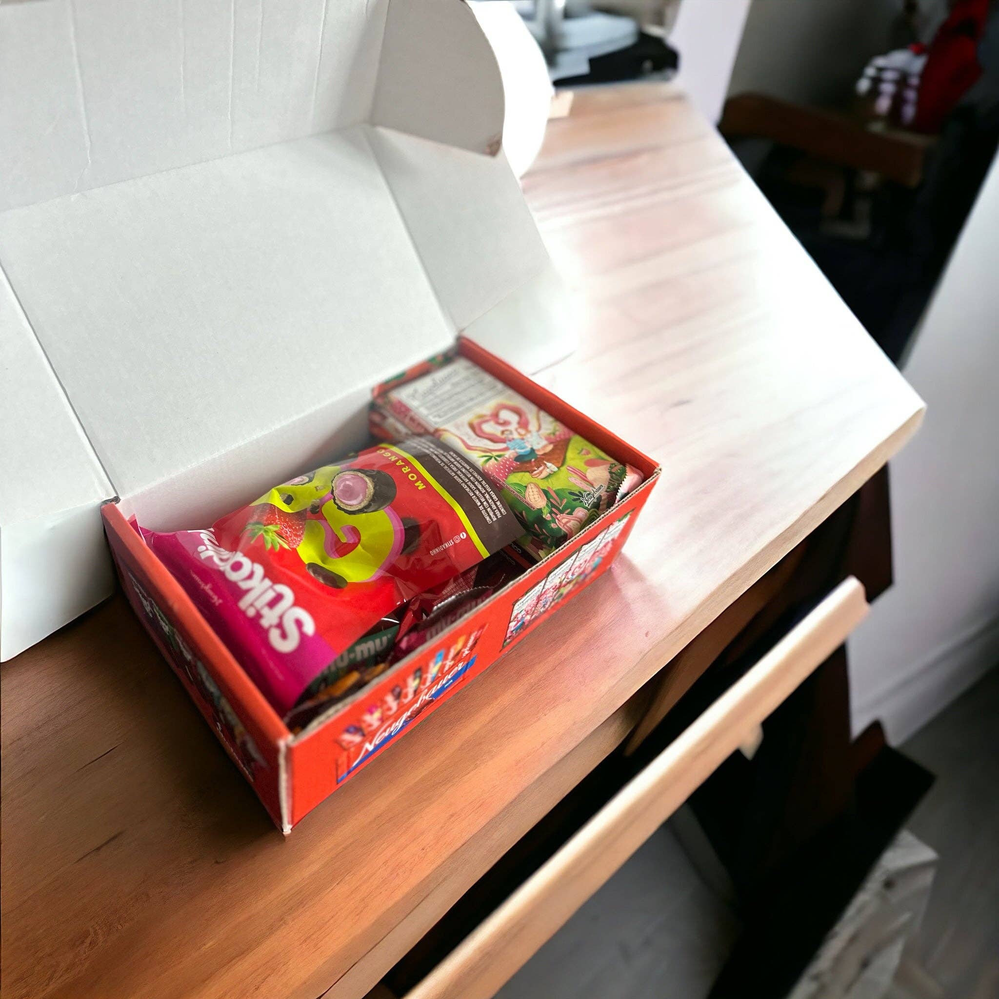 Neugebauer Chocolates - Wholesale Chocolate Box - Neugebauer Assorted Chocolate Sample Box 2.2lbs3