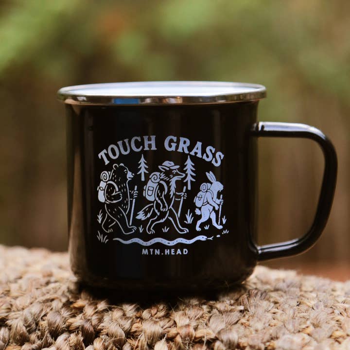 Tasse de Camp en Émail - Noir - Touch Grass pour la vente par Muttonhead