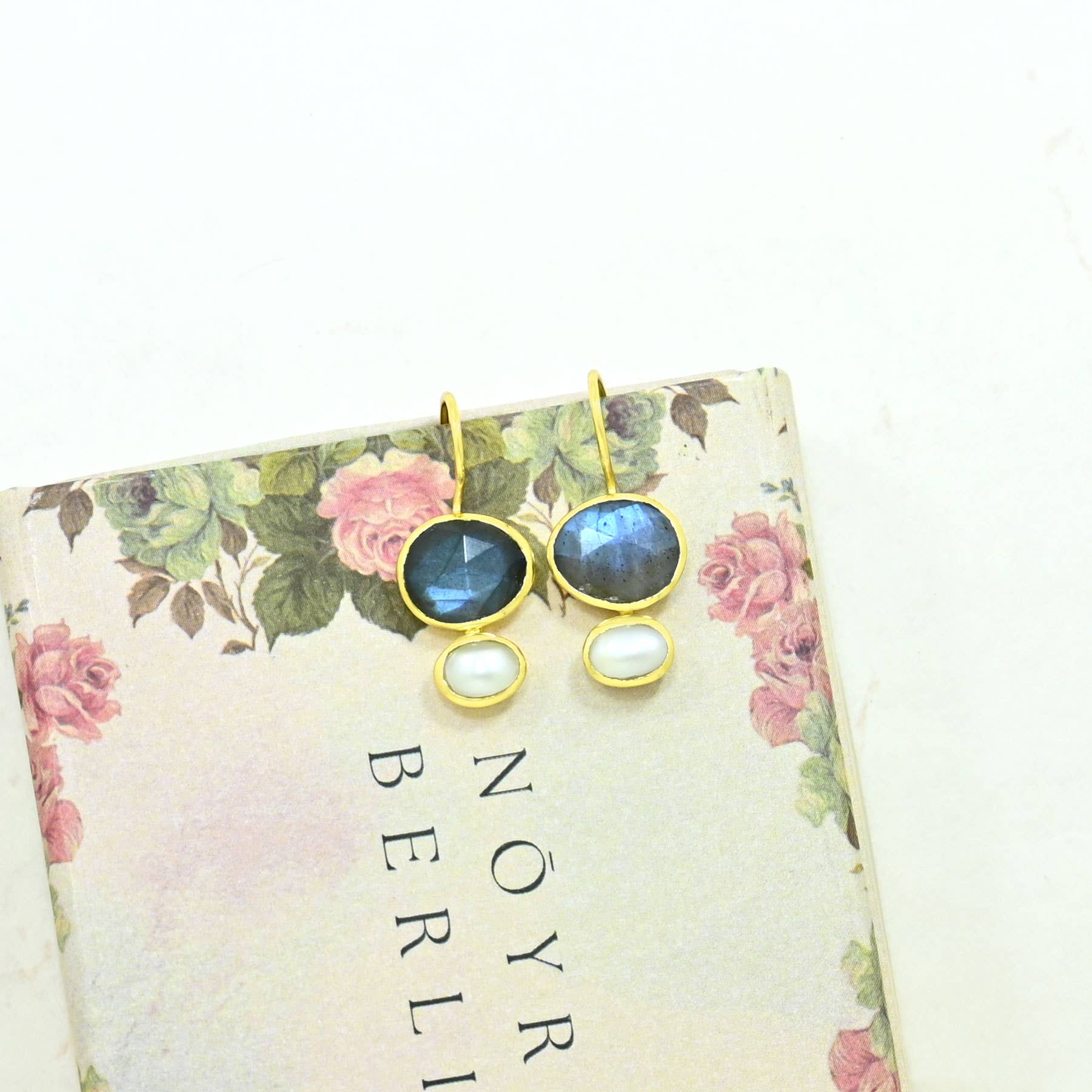Schmuckoo Berlin - Wholesale Dangle Earrings - Primrose Earring Gold Plated - Pearl & Labradorite1