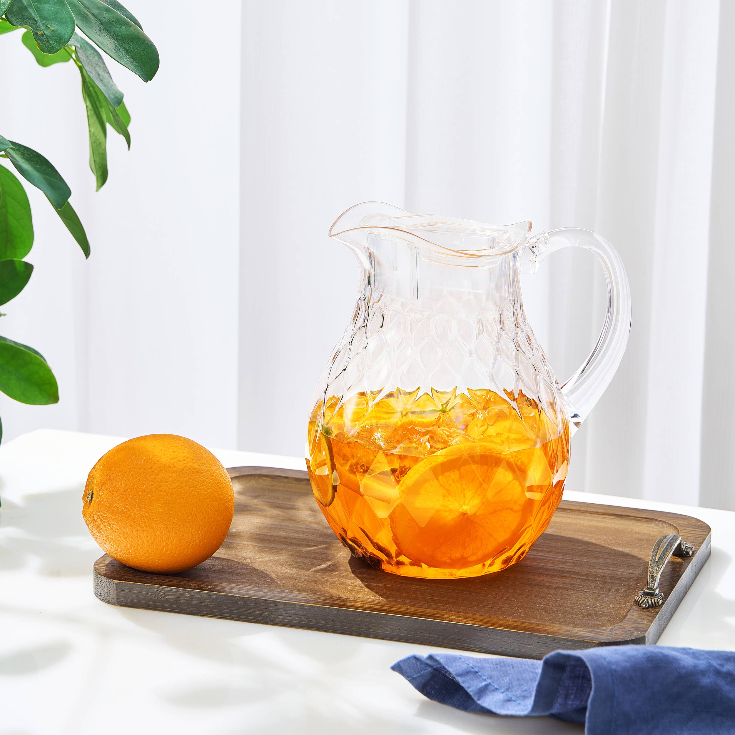 The Wine Savant /  Khen Glassware – wholesale Pitcher – Wavy Acrylic Pitcher with Lid, Clear Plastic Water Jug 750mL1