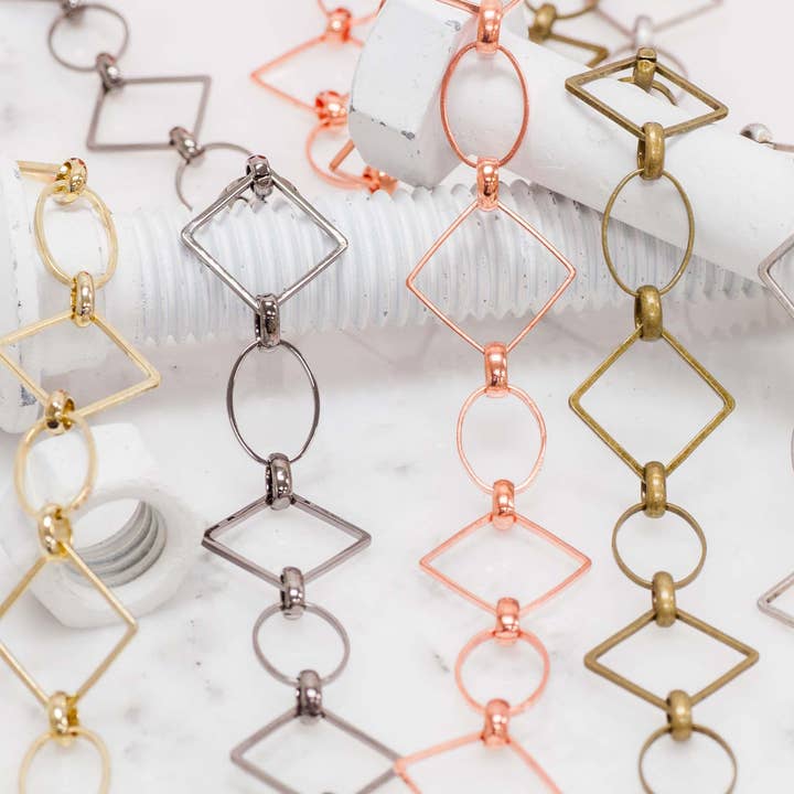 Chaîne spéciale à maillons en diamant de 18,9 mm avec ovales de 14,5 mm x 10,4 mm vendue au mètre, disponible en plusieurs couleurs - CH 310 et autres tendances Résultats pour cordage en vente B2B. Retours gratuits et paiement à 60 jours sur Faire sur Faire.