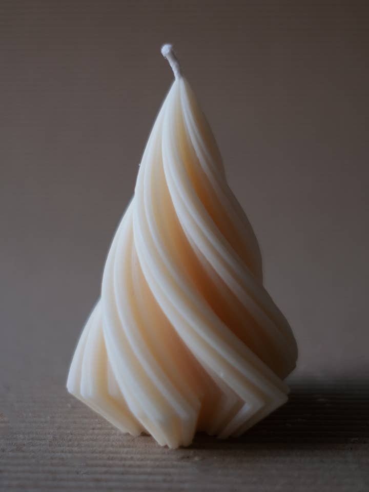 SWIRL WEIHNACHTSBAUM // Duftende Skulpturkerze für den Großhandel von Luhme Studio