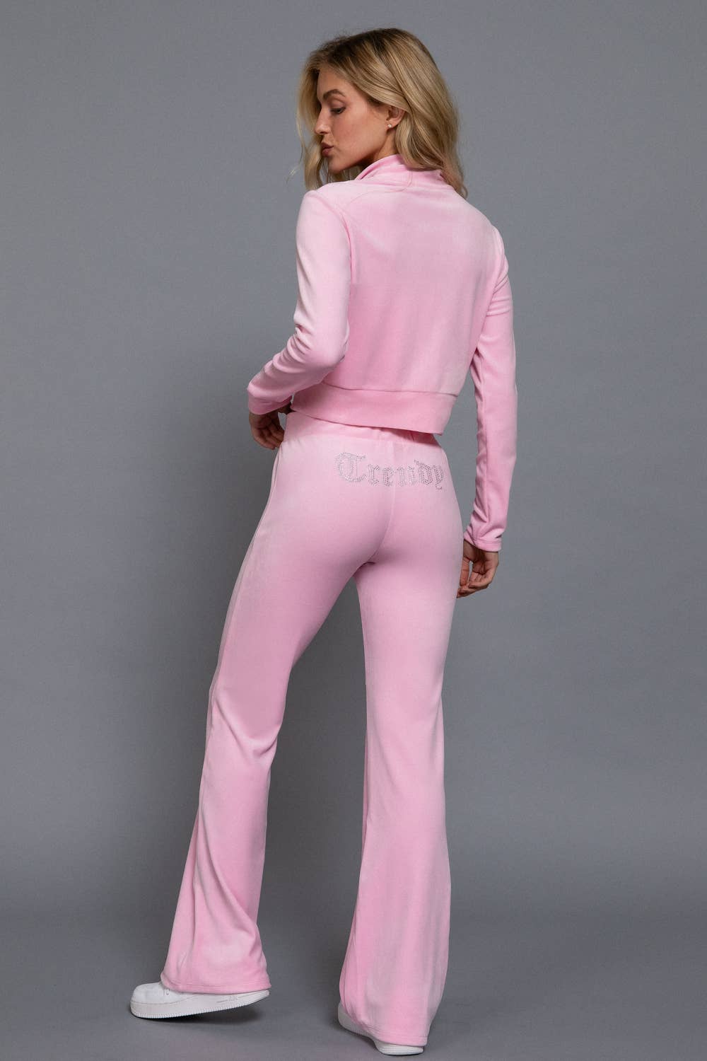 Active Basic | Active USA – Engroshandel Loungesæt - Dame – Mock Neck Zip Up Jakke & Rhinestone Flare Bukser Velour Sæt13