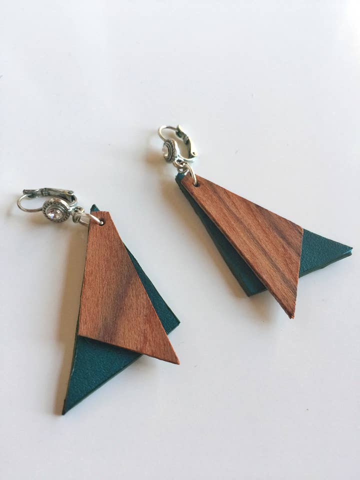 Pendientes de cuero verde y madera natural para venta al por mayor de ATELIER GAUTHIER