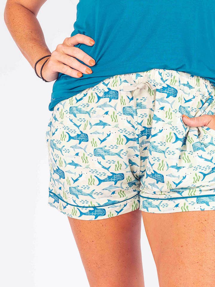 Blå/Multi Shark Friends Bambus Pyjamashorts til kvinder for engroshandel på Faire2