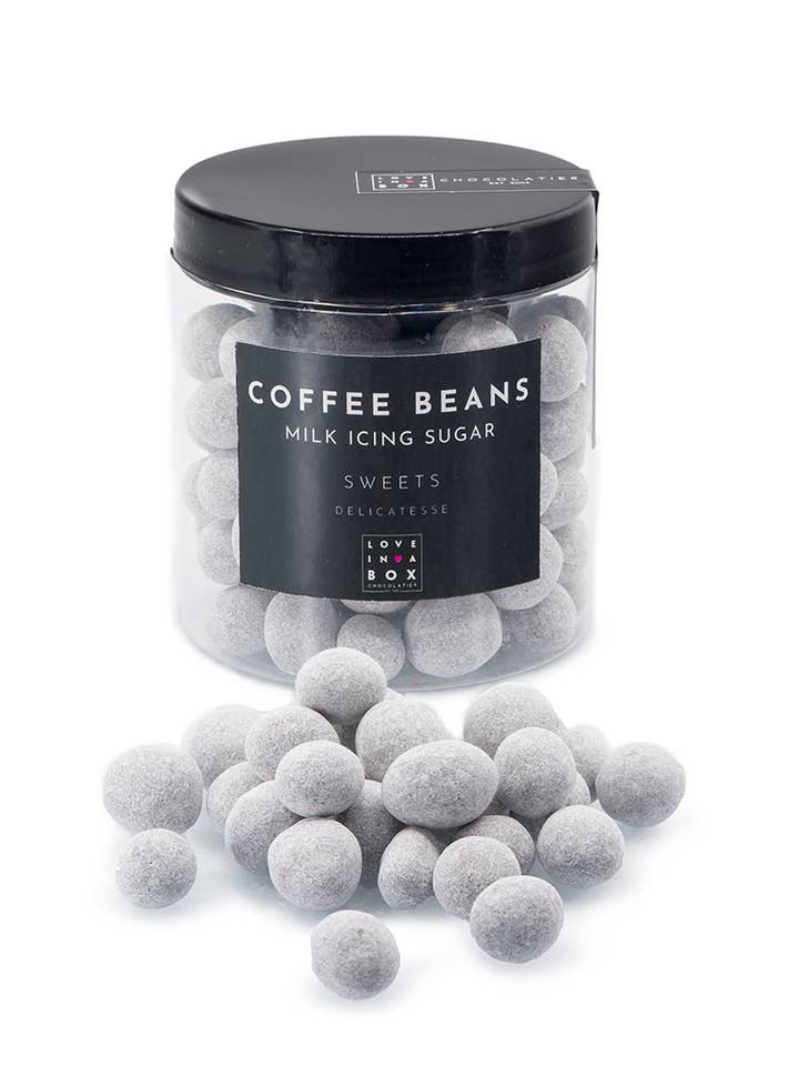 Grains de café enrobés de chocolat au lait et sucre glace pour la vente par Love in a Box Chocolatier