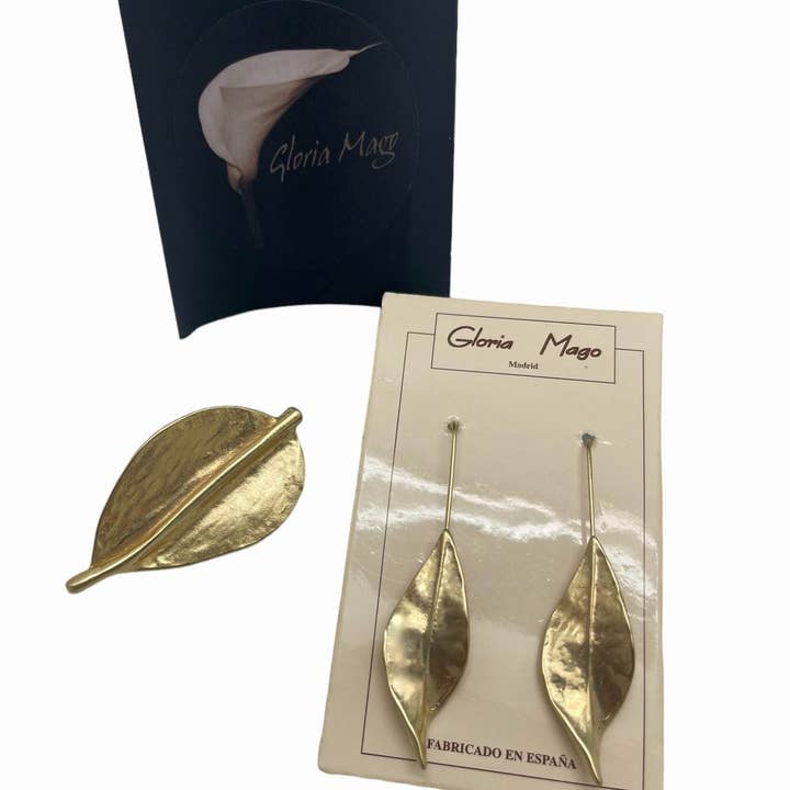 Set aus Brosche und Blatt-Ohrringen mit Haken in vergoldeter Beschichtung für den Großhandel von Gloria Mago
