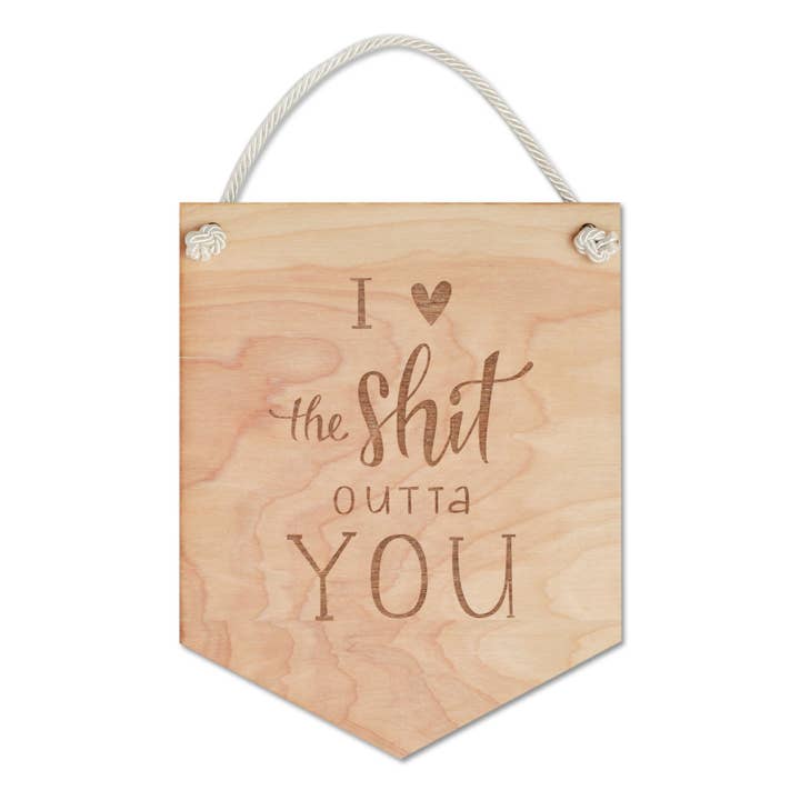 Bandiera in legno con scritta «I Love the Shit» per la vendita all'ingrosso da parte di Justine Ma Design