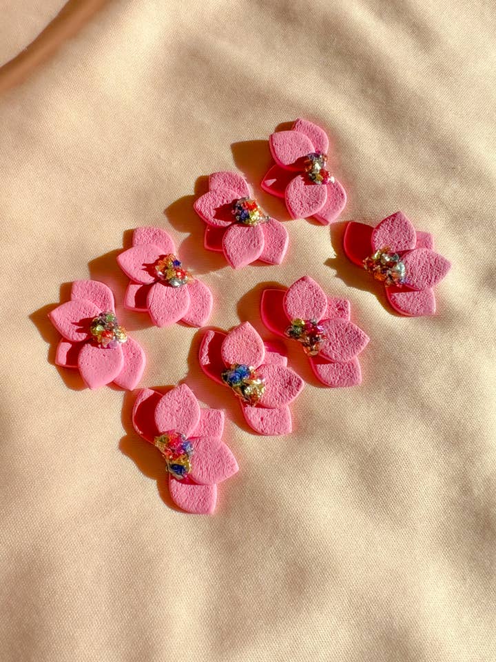 Lyserøde blomsterøreringe - Håndlavede øreringe af polymerler for engroshandel hos Carolina Miller