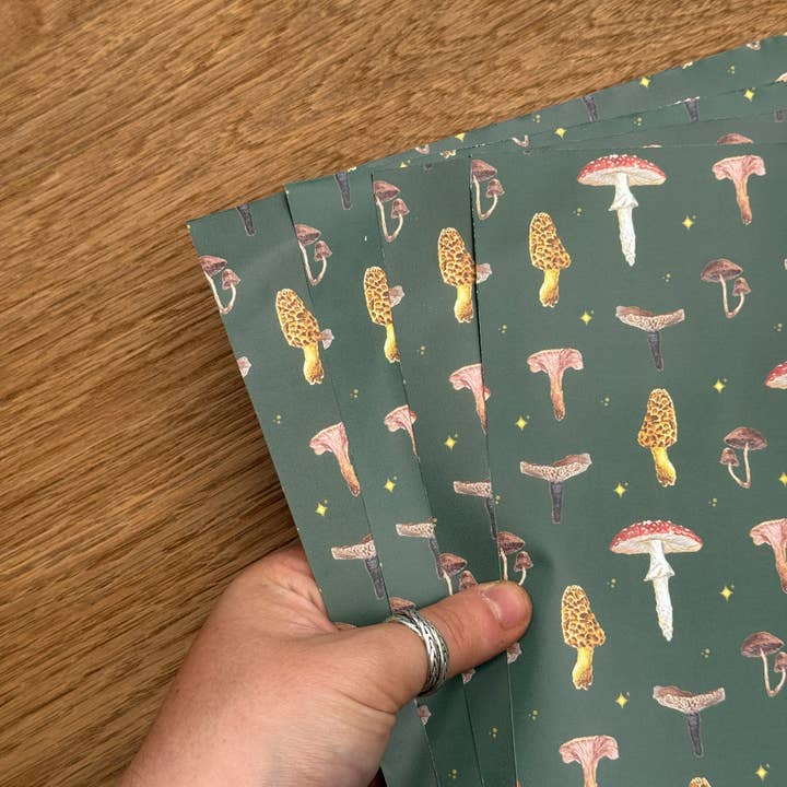 Papier à motifs A4 Champignon Vert - Lot de 4 pour la vente par Lucy Locks Art