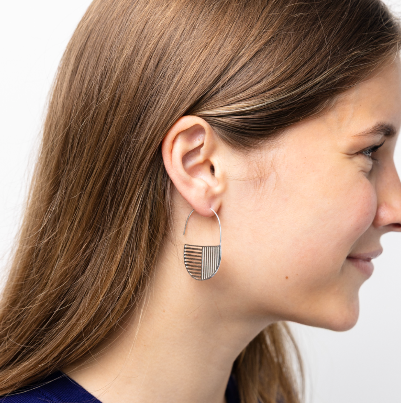 INK + ALLOY - Wholesale Oorringen - Maggie Tegenovergestelde Lijnen Oorringen Zilver Groothandel1