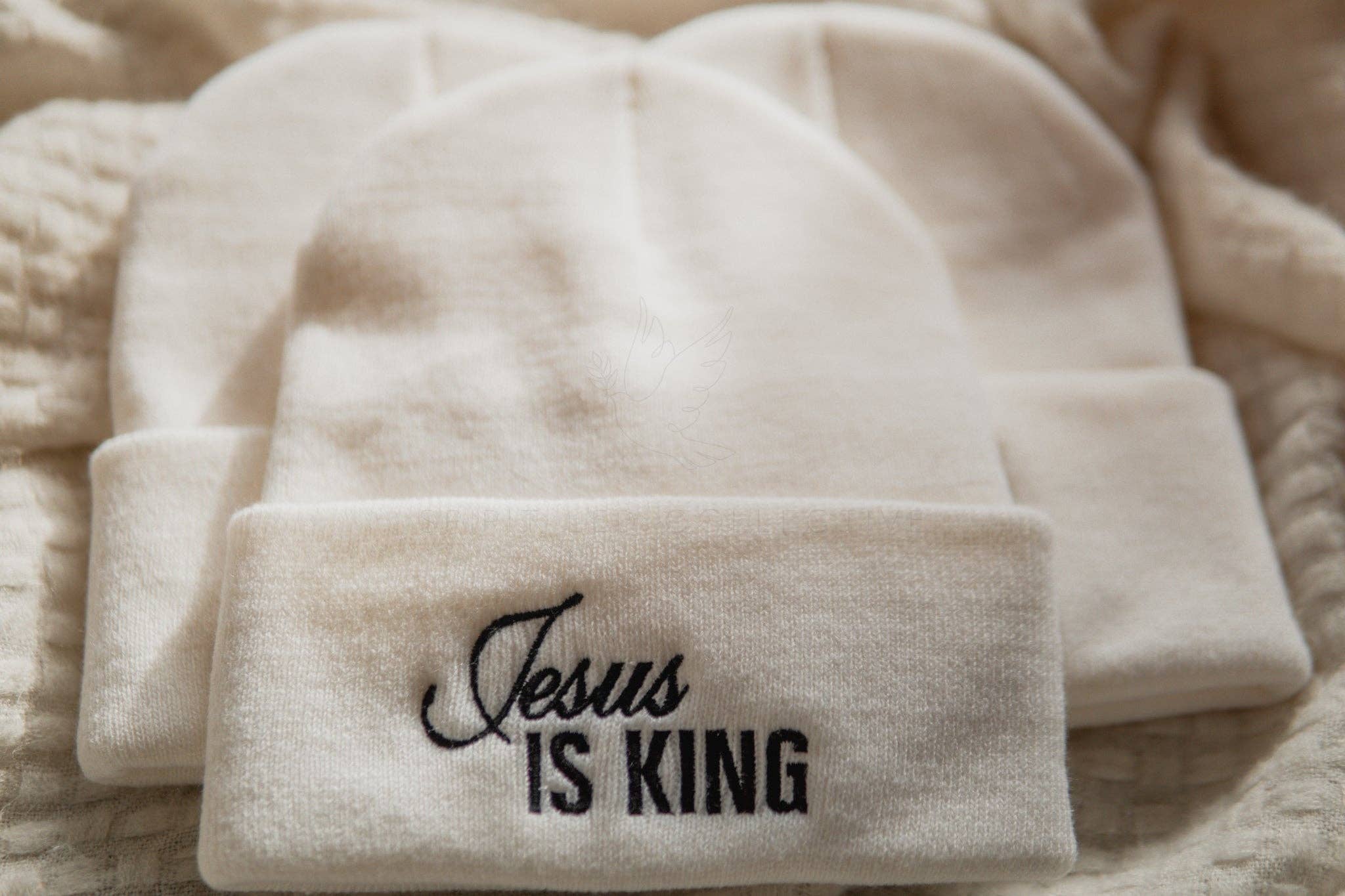 Blanco Jesus is King | Gorro de tobogán cristiano bordado de venta al por mayor en Faire10