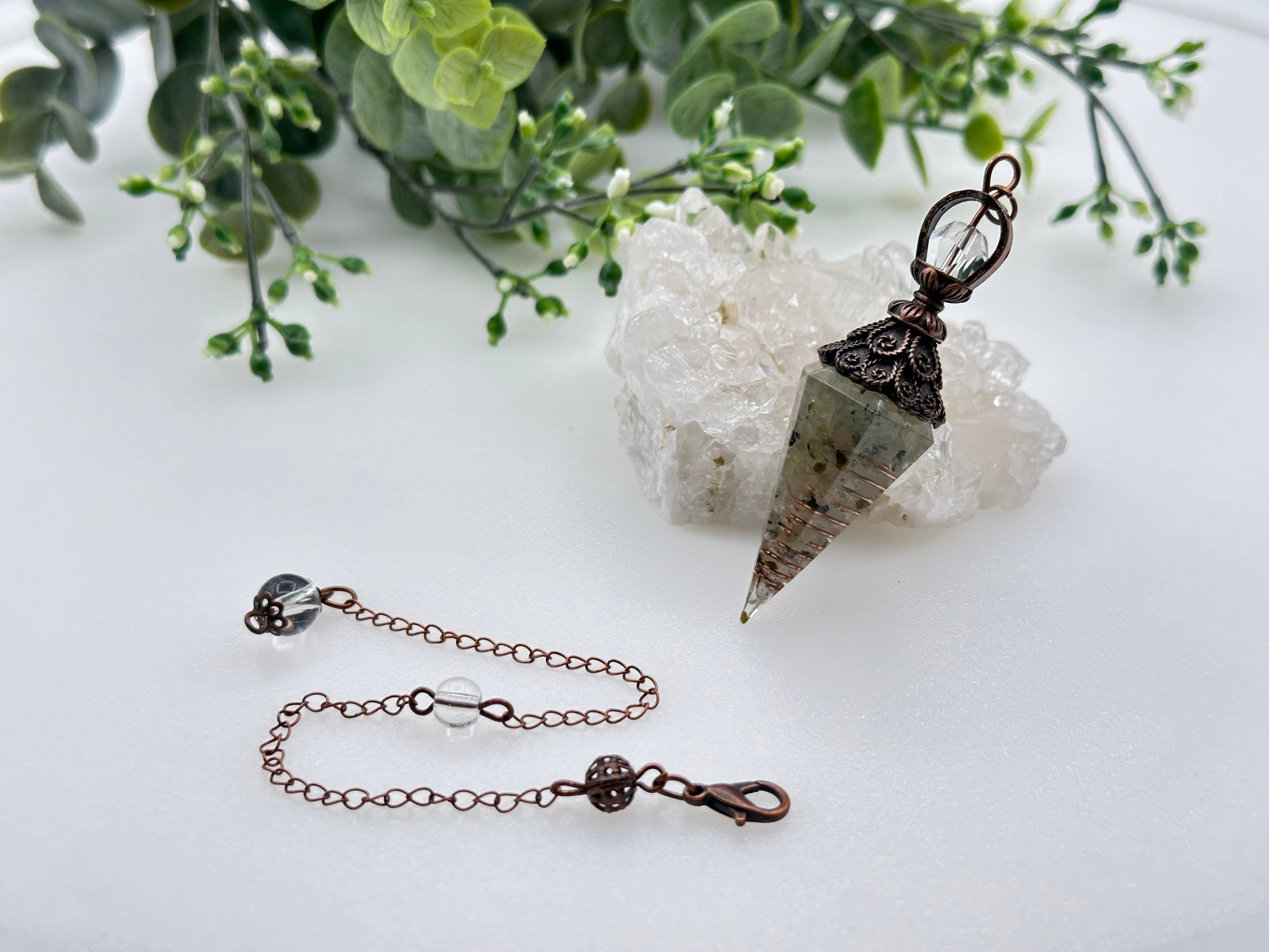 Meraki Gemstones - Vendita all'ingrosso Tavole divinatorie - Pendolo in Resina con Schegge di Pietra Preziosa di Prehnite e Rame1