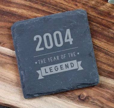 eBuyGB Craft Blanks - Vente Sous-verre - Sous-verre carré en ardoise gravé « 2004 Année de la légende »2