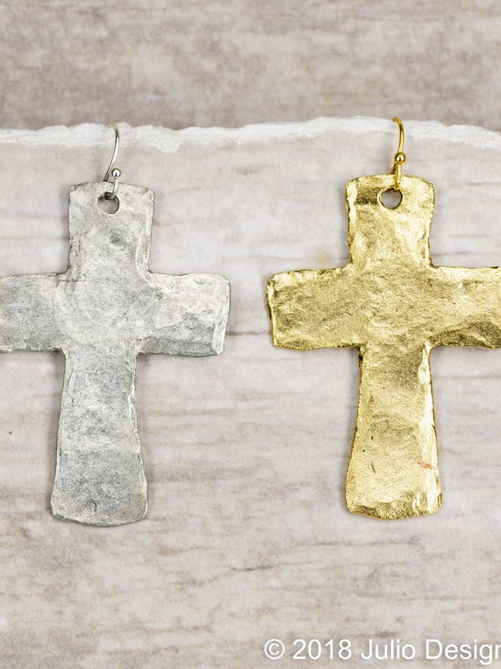 Pendiente ER360 con forma de cruz martillada en forma de anzuelo para venta al por mayor de Julio Designs