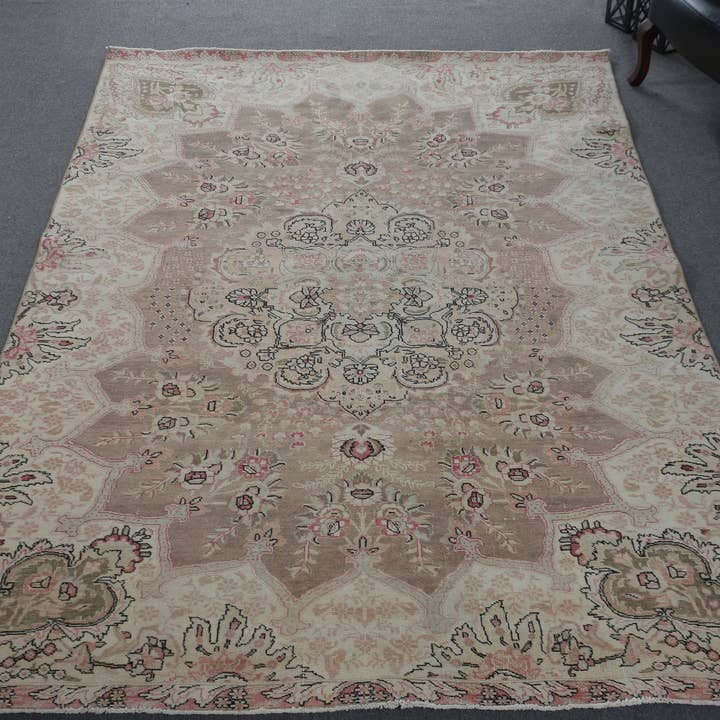 Alfombra geométrica beige hecha a mano, alfombra de área de 6x9,7 pies. para venta al por mayor de Vintage Rugs Loom