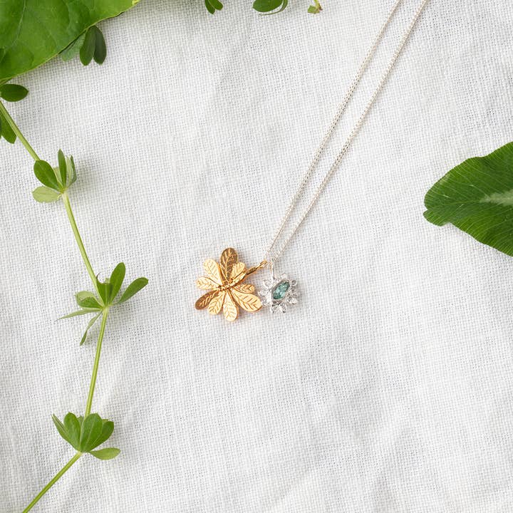 Amanda Coleman Jewelry - Vendita all'ingrosso Collana con ciondolo/pendaglio - Collana con fiore di margherita e foglia di aralia