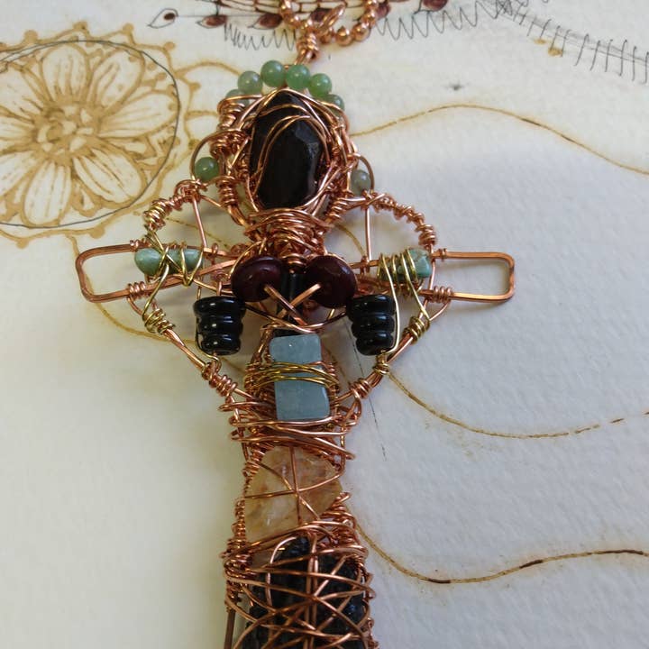 Colgante con forma de cruz de cobre y latón con forma de halo de aventurina verde para venta al por mayor de Norahz Boutique