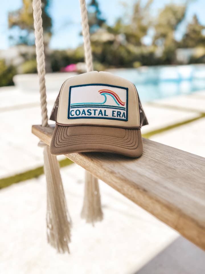 Gorra trucker Four Boys of Summer « Coastal Era » con parche retro de ola costera para venta al por mayor de Four Boys of Summer LLC