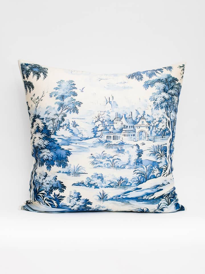 Coussin Velucci Home - style français vieilli pour la vente par AVAGANTE Design