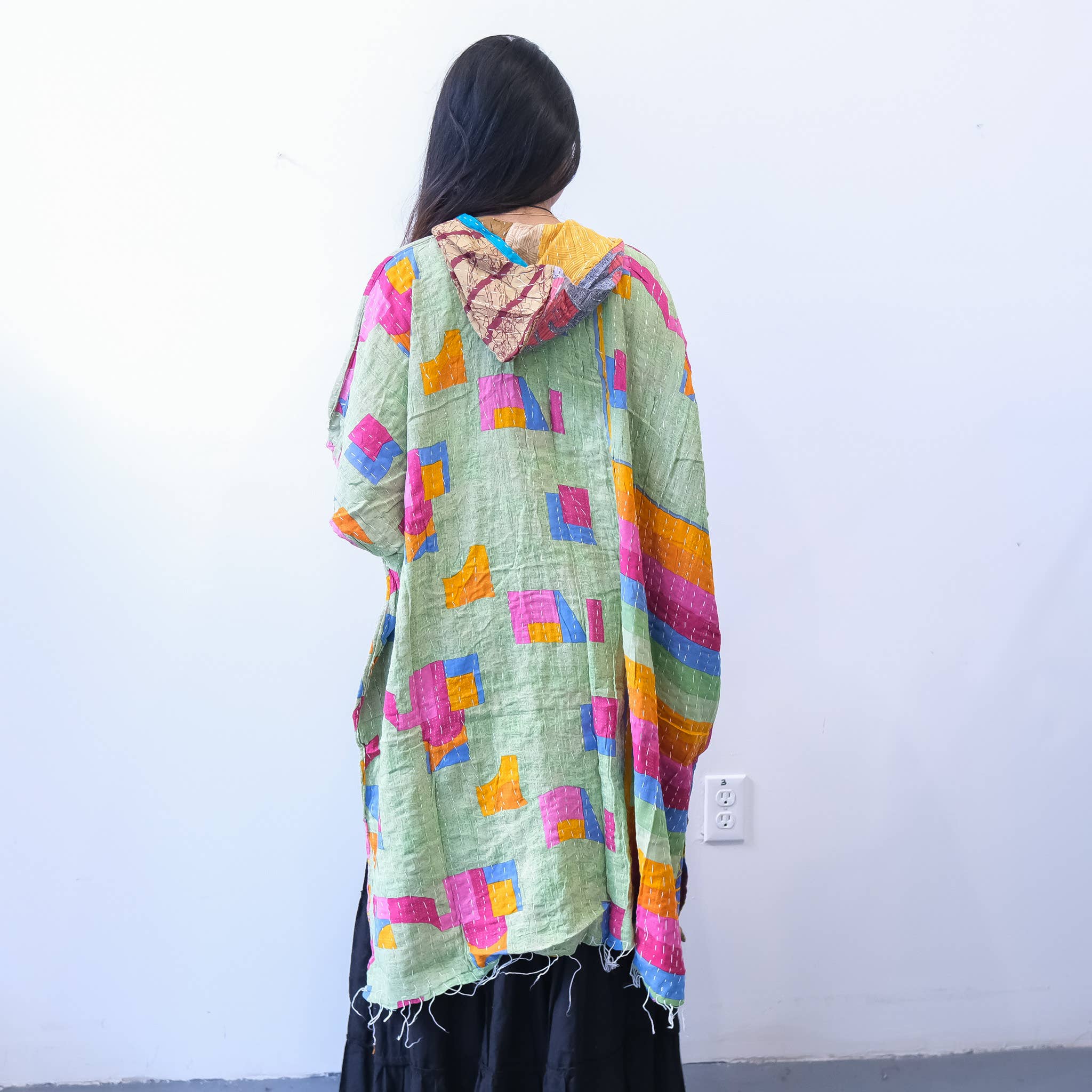 Karma Nepal Crafts – Engroshandel Poncho - Dame – Håndlavet Kantha Vendbar Poncho med Hætte3