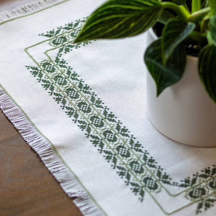 NOVITÀ! Kit punto croce - Tovaglietta Eliska per la vendita all'ingrosso da parte di Avlea Folk Embroidery