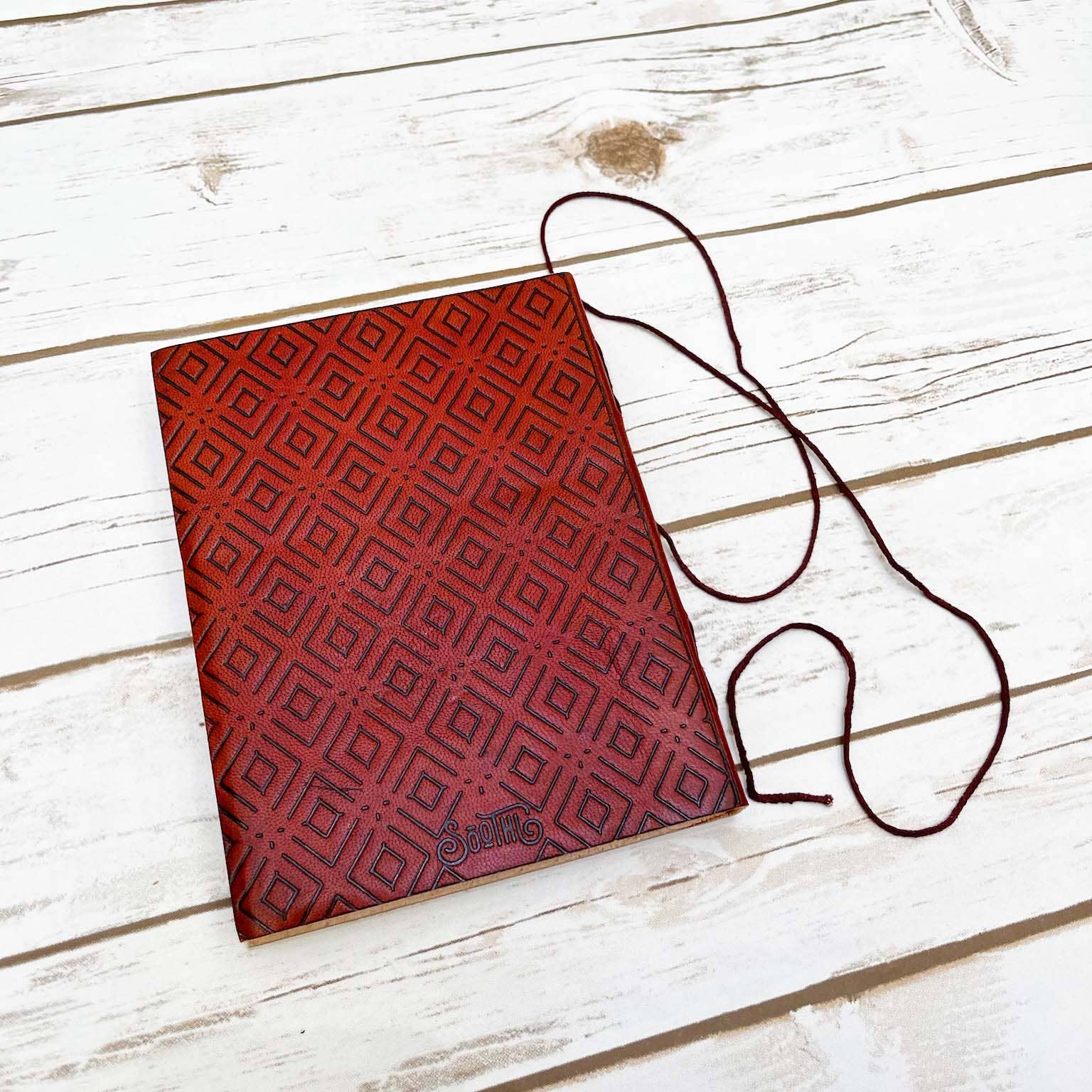 Soothi | Containers Of Creativity - Vendita all'ingrosso Diari/agende - Diario in pelle con citazione But Still I Rise - 8x64