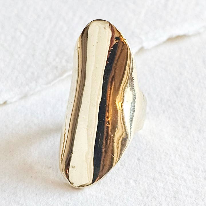 Anillo de escudo de latón grande largo hecho a mano artesanal para venta al por mayor de Bisjoux