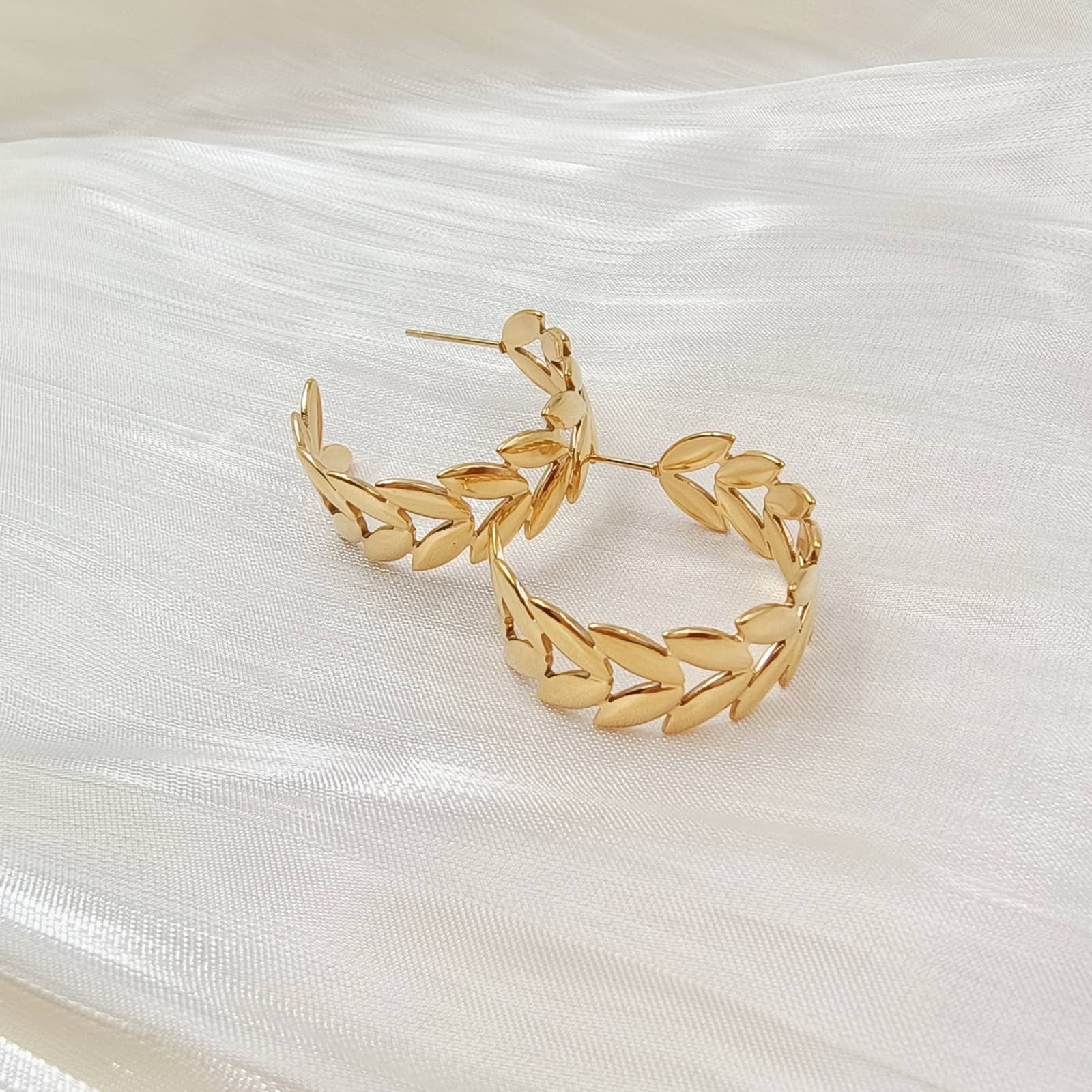 Guld Creoler - Delphine för wholesale på Faire