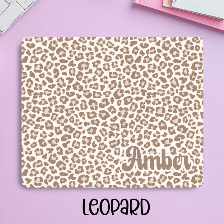 Tapis de souris vintage personnalisé à imprimé léopard – Tapis de bureau rétro chic à imprimé animal avec nom personnalisé pour la vente par Creekside Design Company