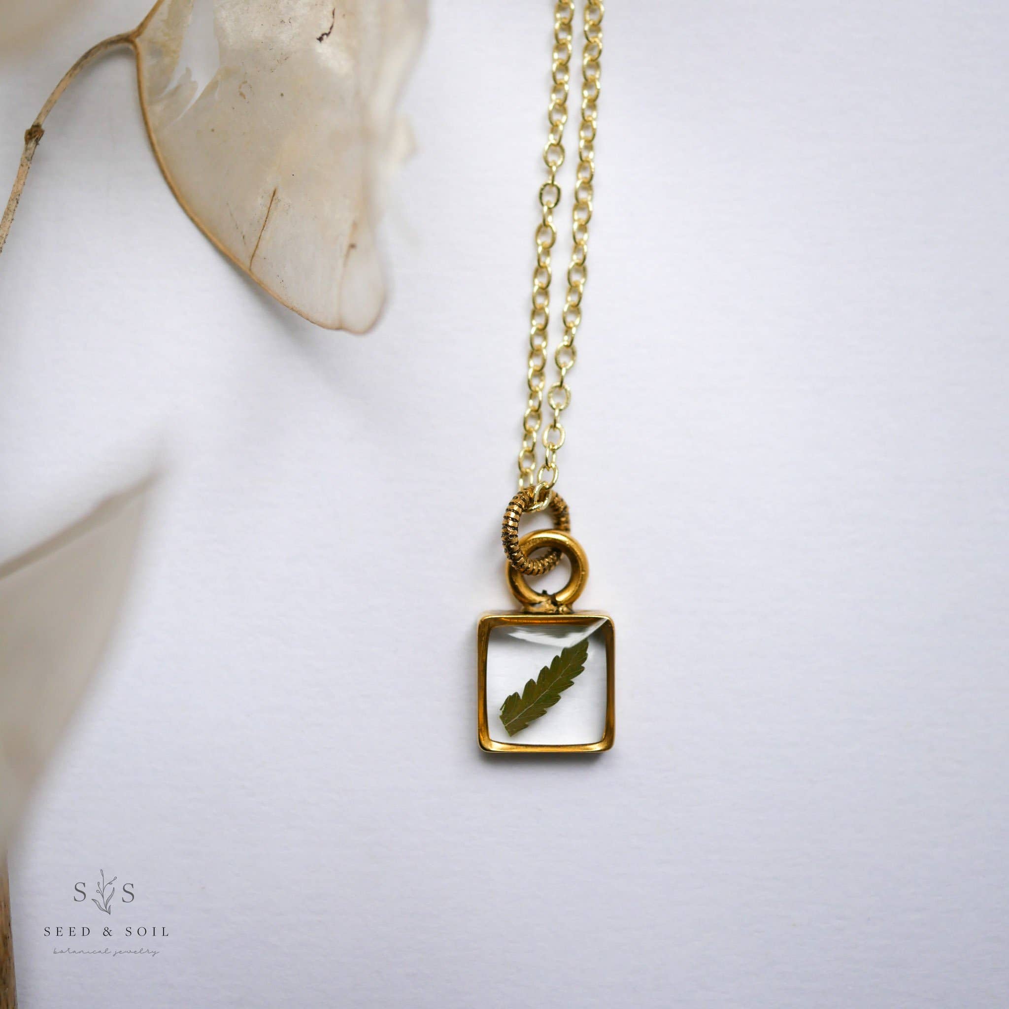 Seed & Soil Botanical Jewelry – Großhandel Kette mit Anhänger/Charm – Tiny Square Anhänger0