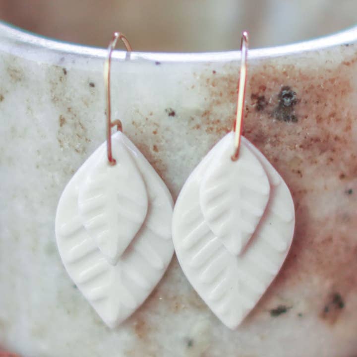 orecchini a foglia incisa ad acqua per la vendita all'ingrosso da parte di Remnant Studios