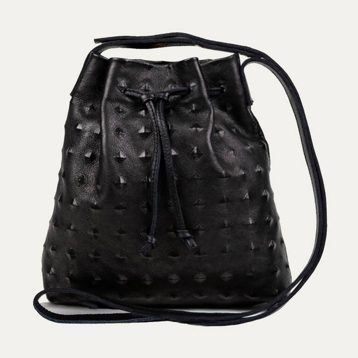 Mini-bolsa de tiracolo em couro com relevo preto The Cher por atacado de Paulyjen